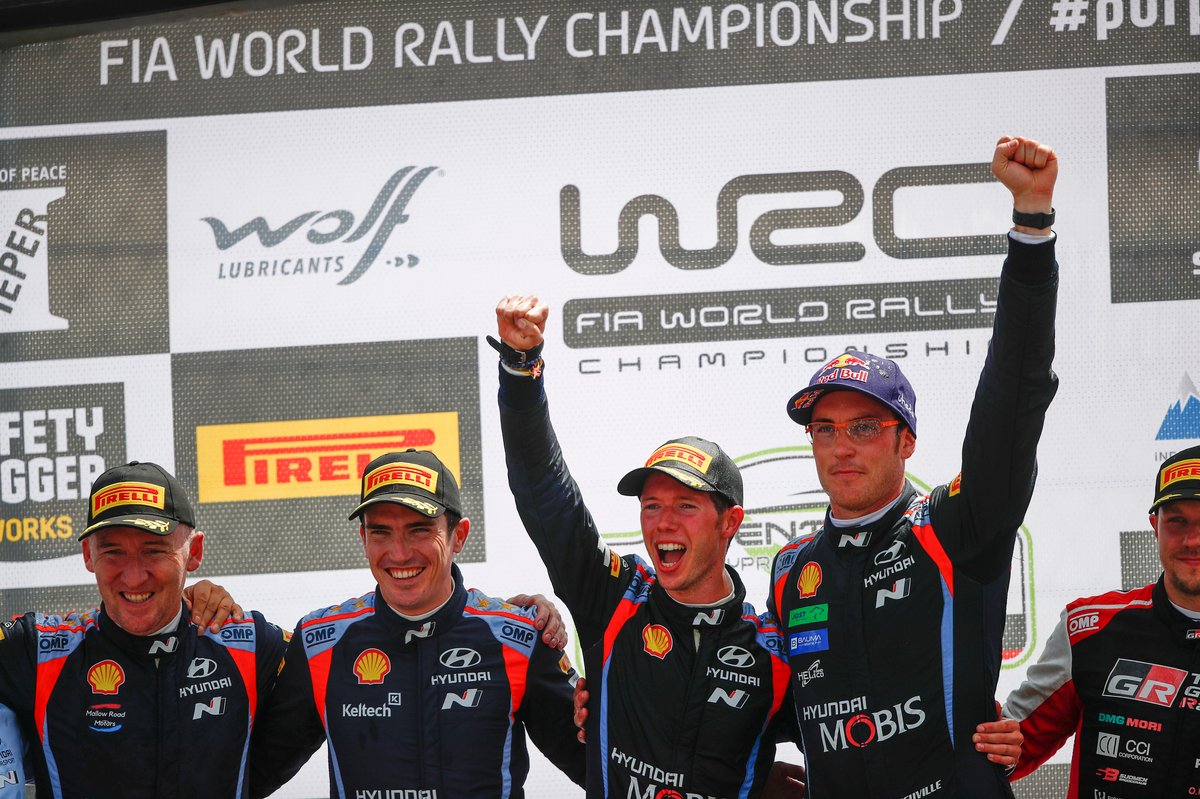 Podio: Vincitore Thierry Neuville, Martijn Wydaeghe, Hyundai Motorsport Hyundai i20 Coupe WRC, secondo posto Craig Breen, Paul Nagle, Hyundai Motorsport Hyundai i20 Coupe WRC