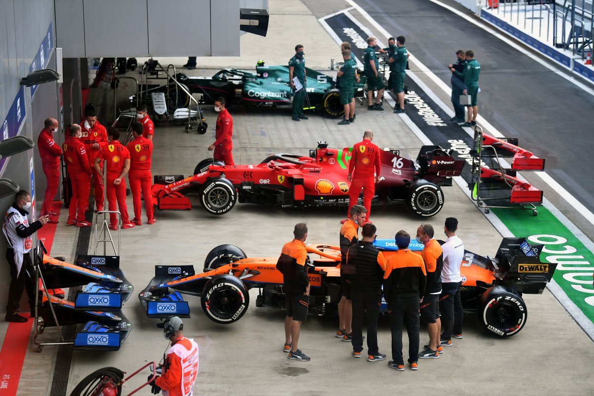 McLaren MCL35M, Ferrari SF21 en las verificaciones
