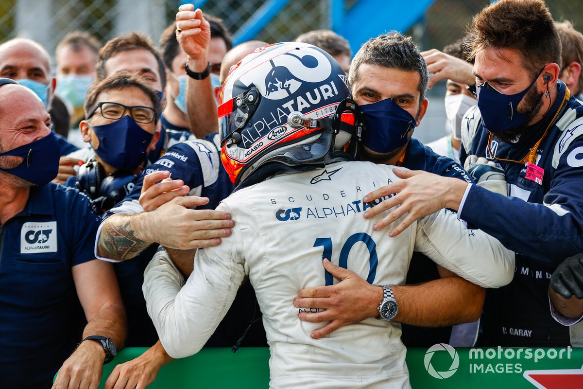 Ganador Pierre Gasly, AlphaTauri, celebra con el equipo