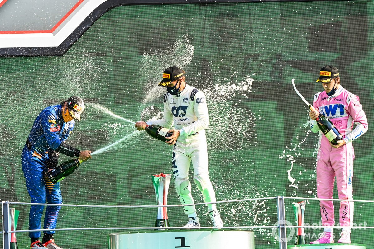 Podio: segundo lugar Carlos Sainz Jr., McLaren, ganador Pierre Gasly, AlphaTauri, y tercer lugar Lance Stroll, Racing Point