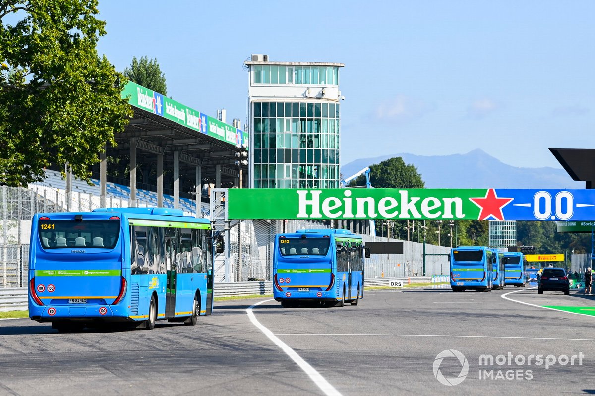 Autobuses en la pista