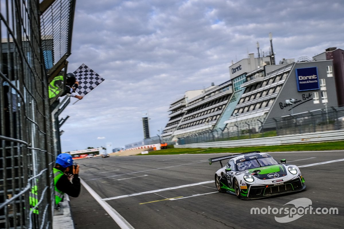 Il vincitore della gara #54 Dinamic Motorsport Porsche 911 GT3-R: Sven Müller, Matteo Cairoli, Christian Engelhart