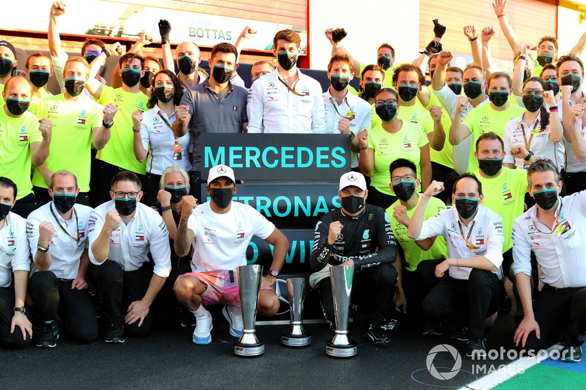 Lewis Hamilton, Mercedes-AMG F1 e Valtteri Bottas, Mercedes-AMG F1 festeggia con il team