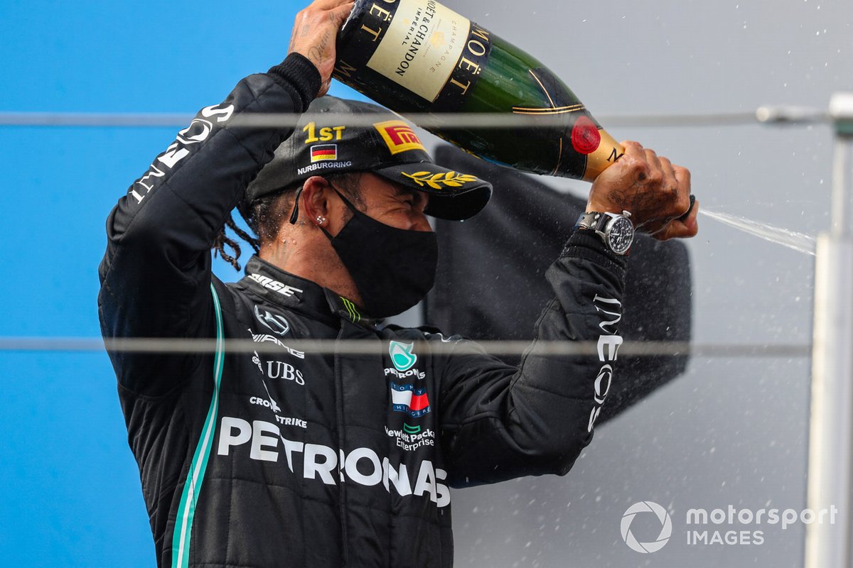 Lewis Hamilton, Mercedes-AMG F1, 1°posto, festeggia sul podio