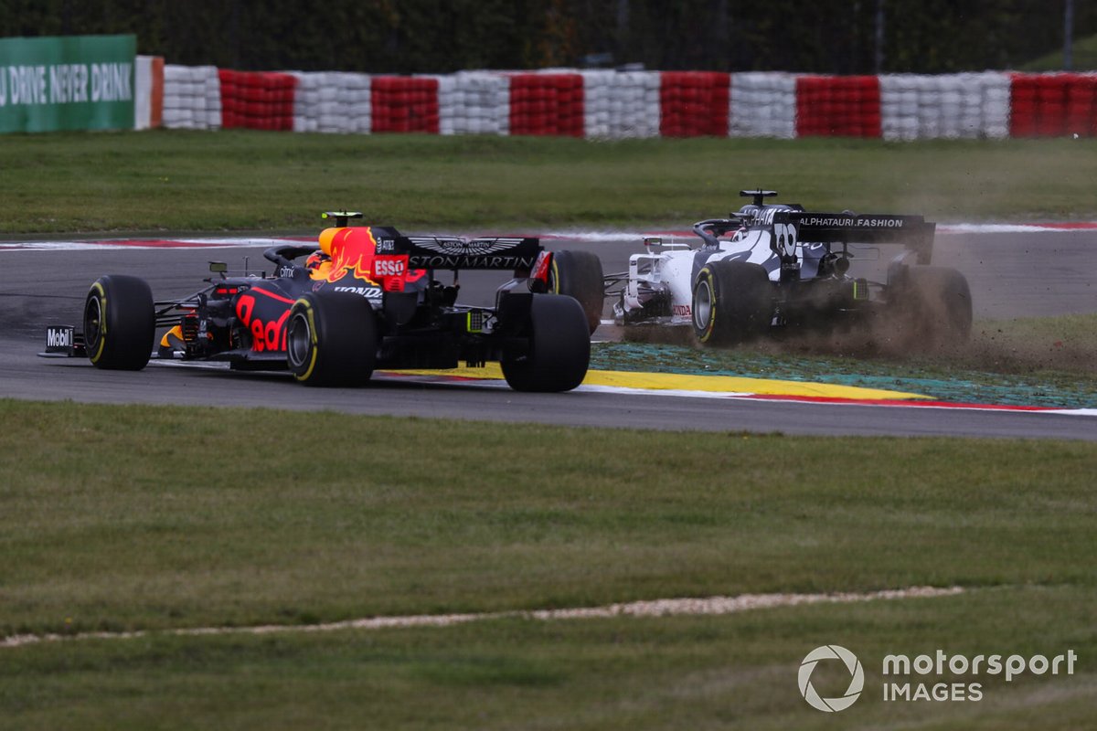 Daniil Kvyat, AlphaTauri AT01, misses a corner and damages his front wing ahead of Alex Albon, Red Bull Racing RB16