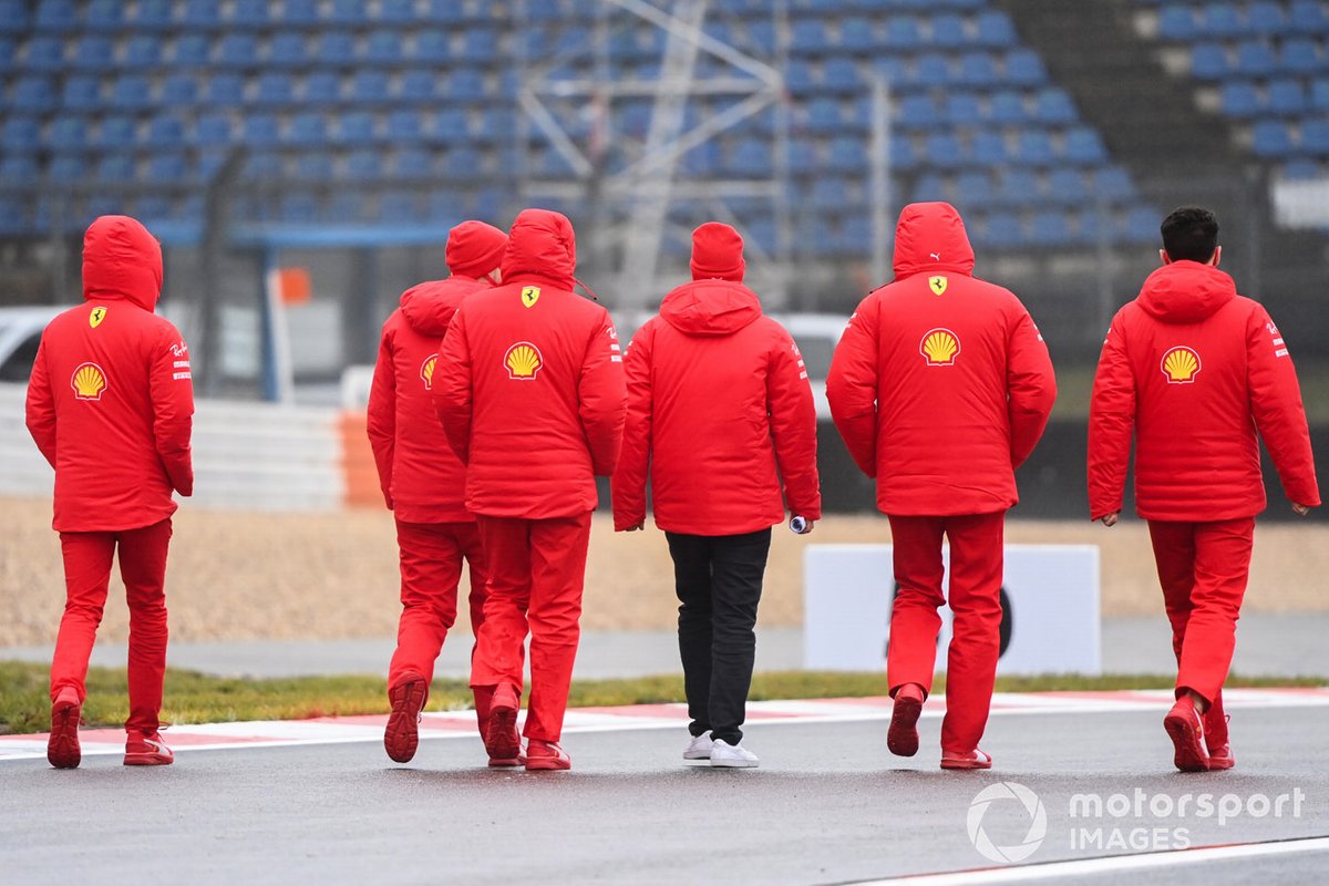 Sebastian Vettel, Ferrari, recorre la pista con miembros del equipo