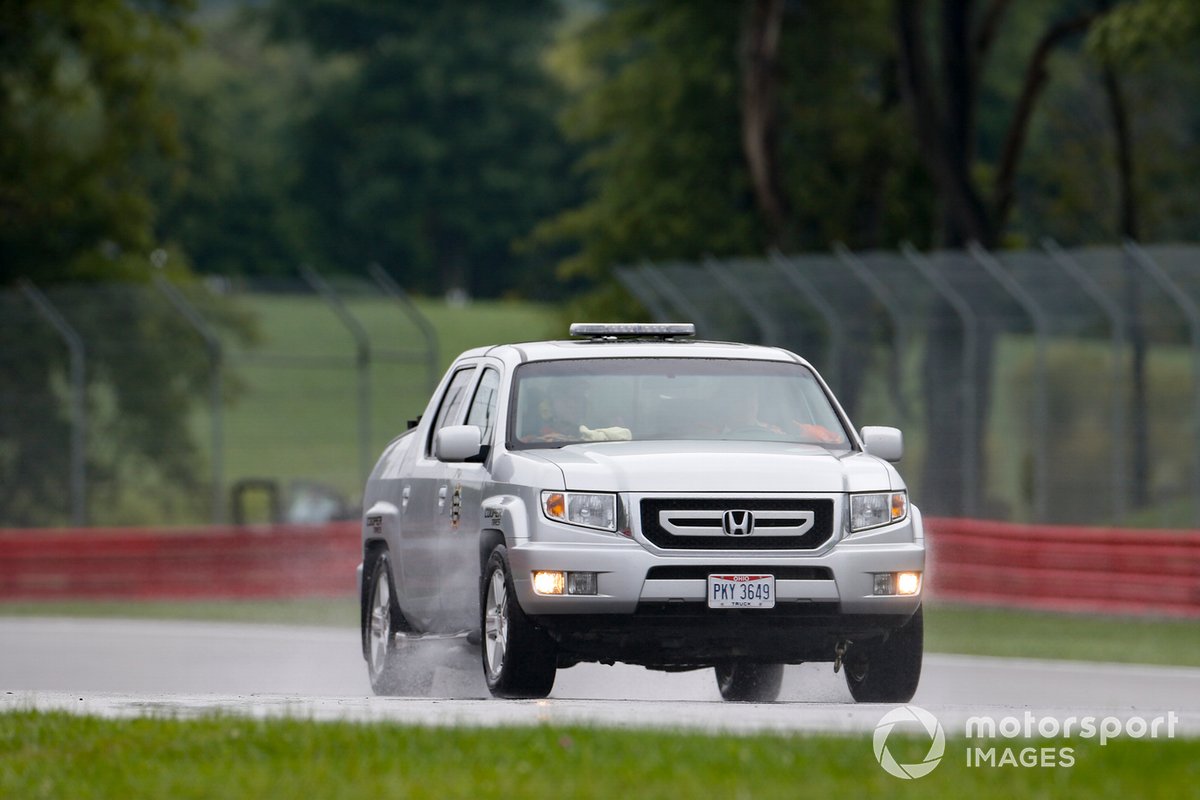 El camión del equipo de seguridad de Honda Ridgeline despeja la pista en Mid-Ohio en mojado antes del comienzo de la clasificación