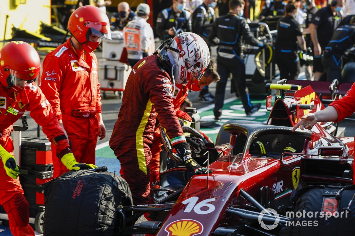Sebastian Vettel, Ferrari, in pit lane durante una bandiera rossa