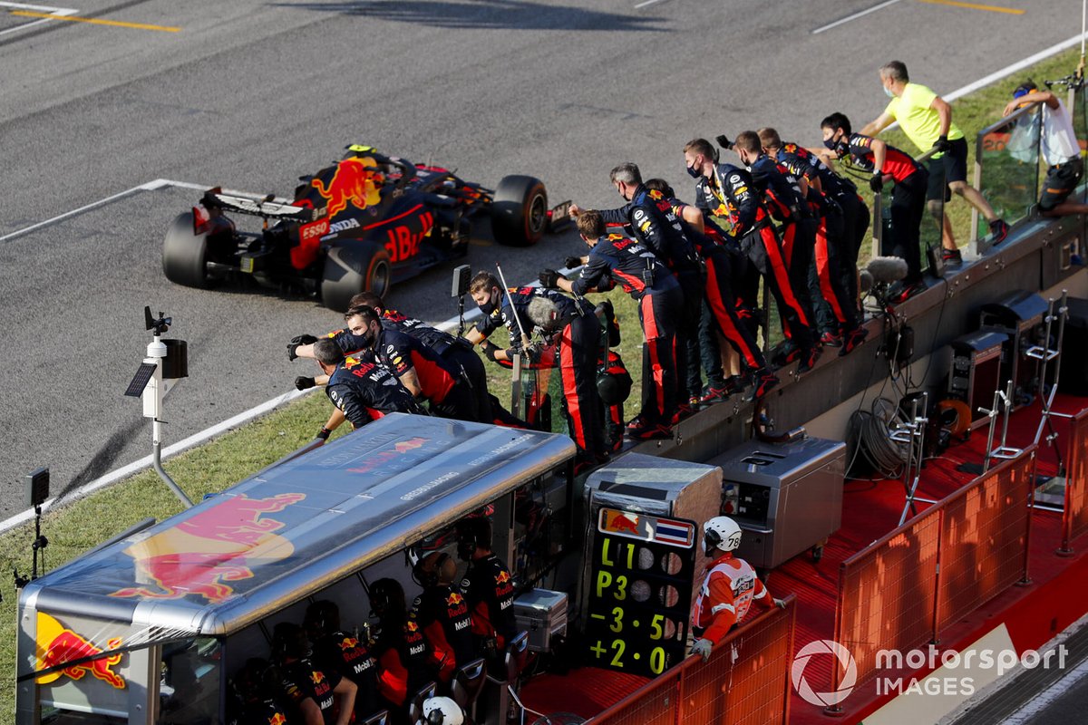 Tercer lugar Alex Albon, Red Bull Racing RB16 cruza la meta