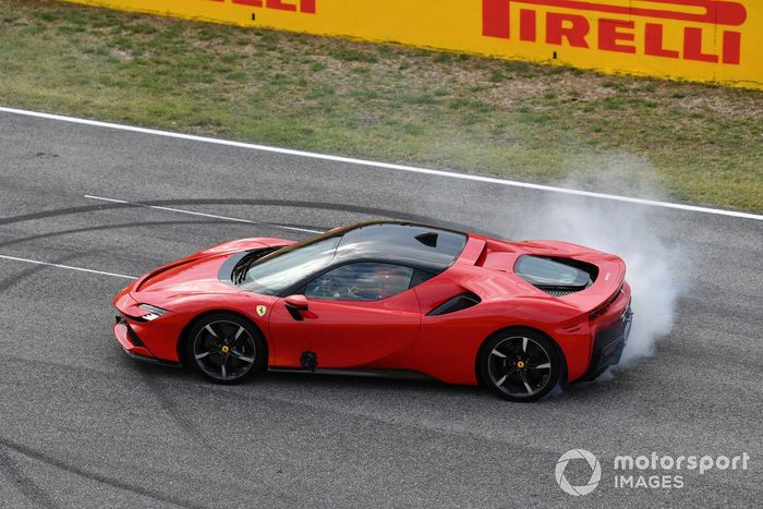 Sebastian Vettel, Ferrari, hace unas donuts en el SF90 Stradale