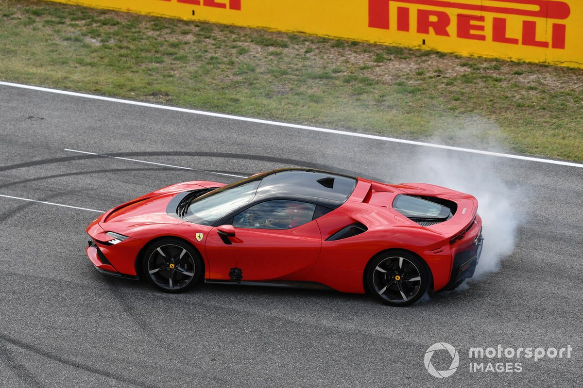 Sebastian Vettel, Ferrari, fait des donuts avec une SF90 Stradale