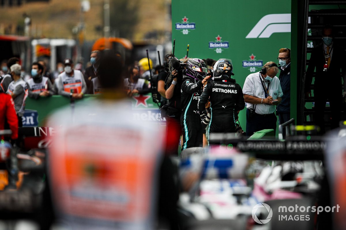 Lewis Hamilton, Mercedes-AMG F1, 1er puesto, llega a Parc Ferme después de asegurar su victoria 92 en F1