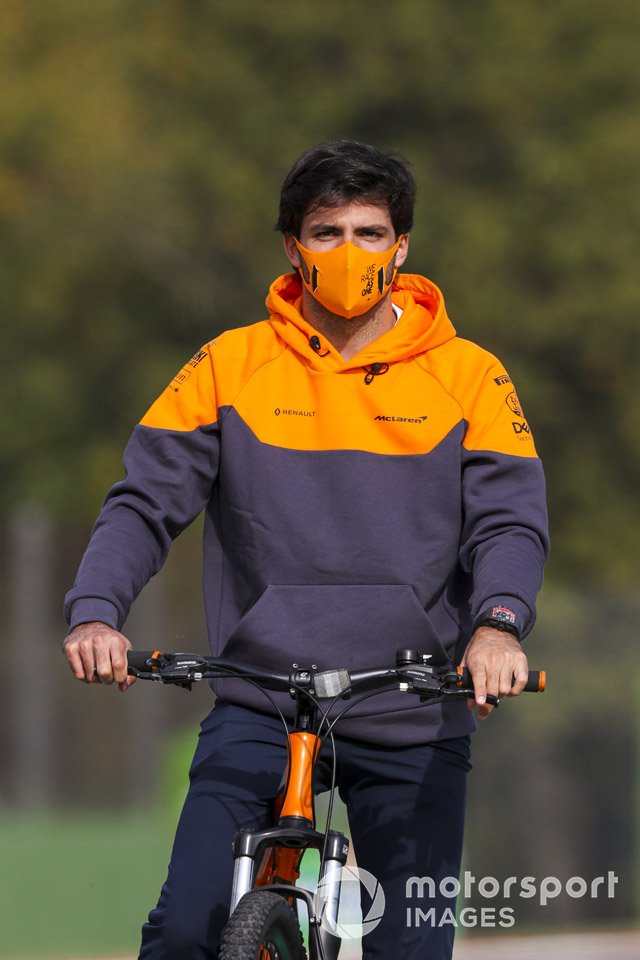 Carlos Sainz Jr., McLaren, in bicicletta sul circuito