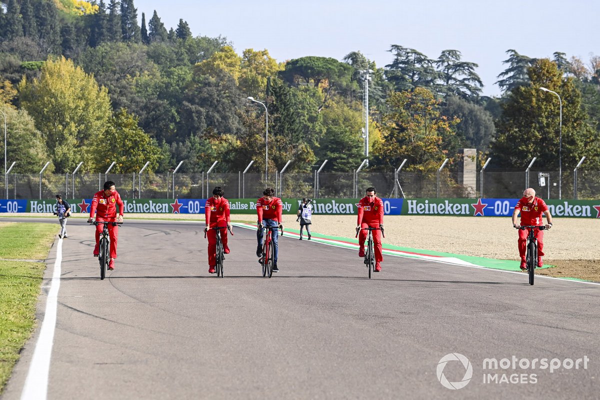 Charles Leclerc, Ferrari, percorre la pista in bicicletta con i compagni di squadra