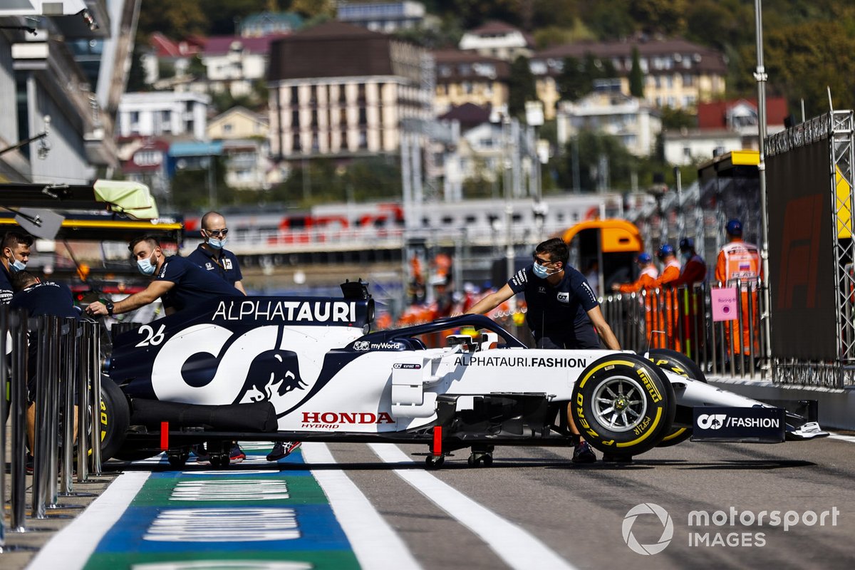 El coche de Daniil Kvyat, AlphaTauri AT01, en el pitlane