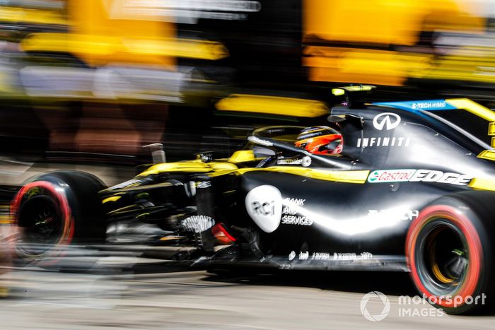 Esteban Ocon, Renault F1 Team R.S.20, en pits