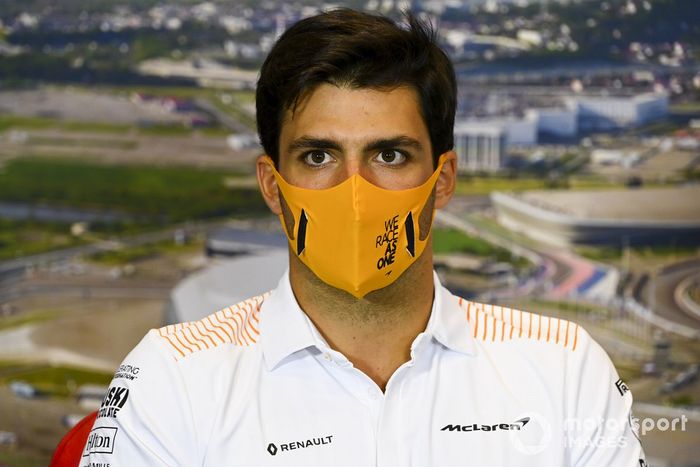 Carlos Sainz Jr., McLaren en la conferencia de prensa