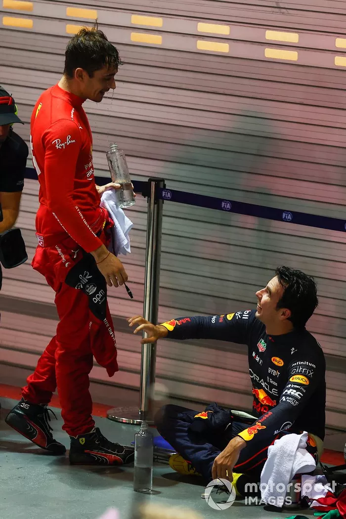 Charles Leclerc, Ferrari, 2ª posición, Sergio Pérez, Red Bull Racing, 1ª posición, en Parc Ferme