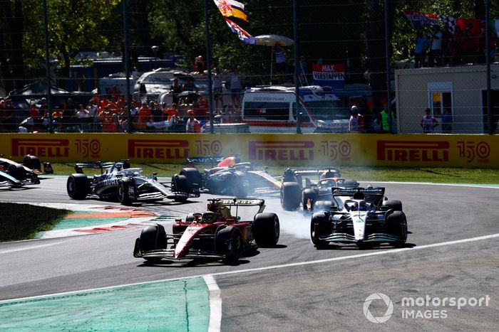 Charles Leclerc, Ferrari F1-75, George Russell, Mercedes W13, Daniel Ricciardo, McLaren MCL36, Max Verstappen, Red Bull Racing RB18, Pierre Gasly, AlphaTauri AT03, al inicio