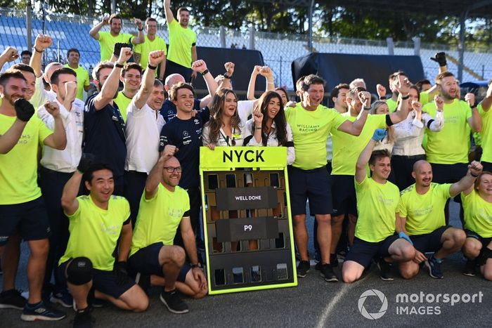 Nyck de Vries, Williams Racing, el equipo Williams celebra tras conseguir puntos en su debut en la carrera