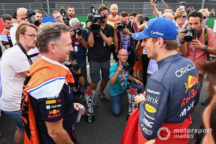 Christian Horner, director del equipo, Red Bull Racing, Max Verstappen, Red Bull Racing, 1ª posición, el equipo Red Bull celebra la victoria