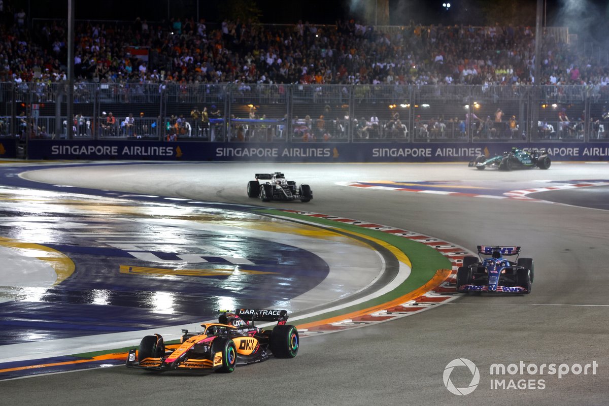 Lando Norris, McLaren MCL36 Fernando Alonso, Alpine A522