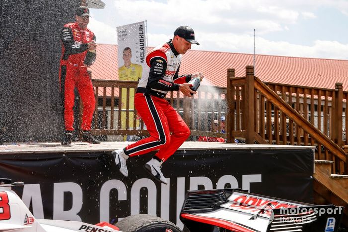 Scott McLaughlin, Team Penske Chevrolet, Will Power, Team Penske Chevrolet, podio, champán, salto