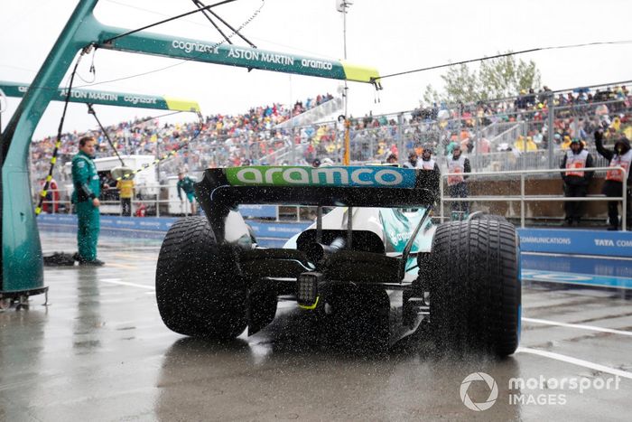 Sebastian Vettel, Aston Martin AMR22, sale del garaje