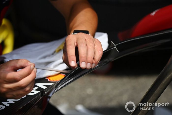 Se aplica una calcomanía al Ferrari