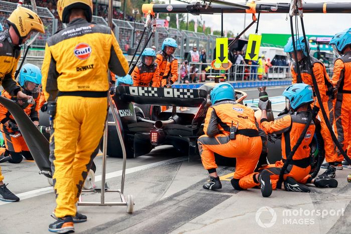 Lando Norris, McLaren MCL36, entra en parada