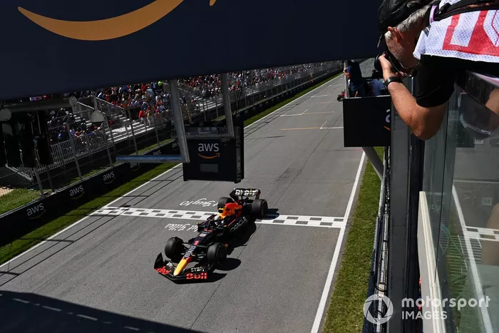 Max Verstappen, Red Bull Racing RB18, cruza la línea de meta