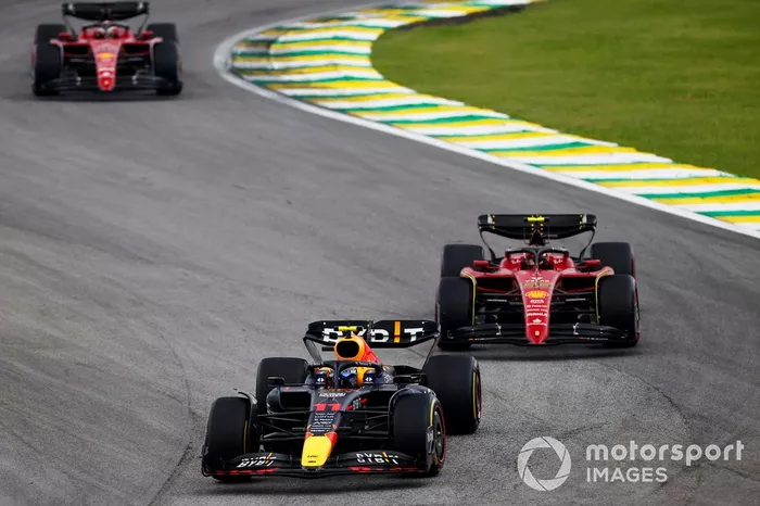 Sergio Pérez, Red Bull Racing RB18, Carlos Sainz, Ferrari F1-75, Charles Leclerc, Ferrari F1-75