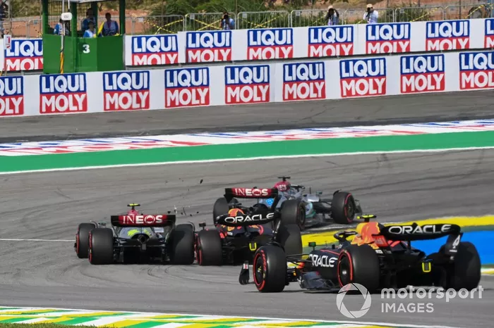 Max Verstappen, Red Bull Racing RB18, choca con Lewis Hamilton, Mercedes W13