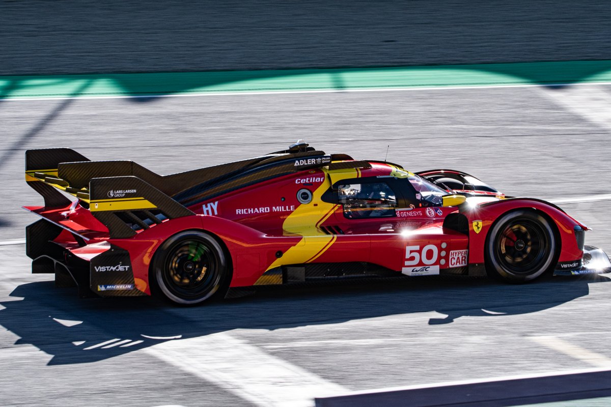 Ferrari Hypercar 499P in pista durante il Ferrari Show