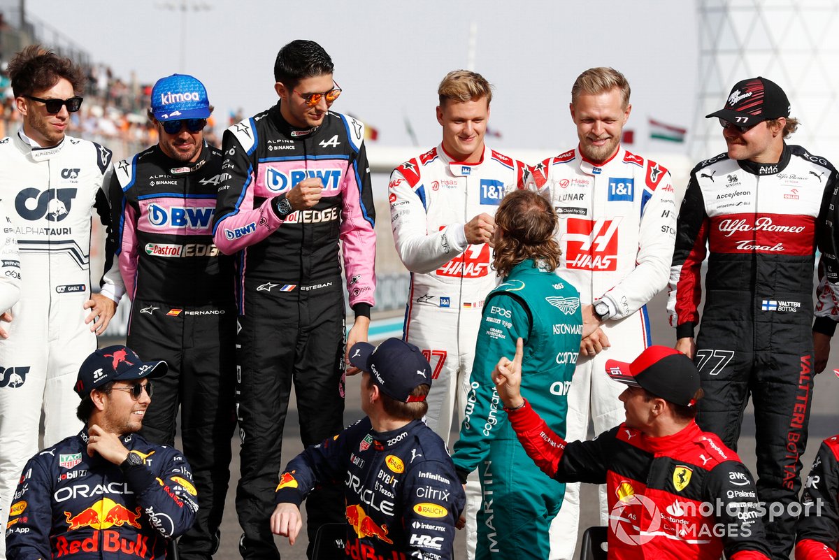 Sebastian Vettel, Aston Martin, saluda a los otros 2022 pilotos de F1 en la parrilla
