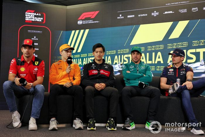 Charles Leclerc, Scuderia Ferrari, Oscar Piastri, McLaren, Zhou Guanyu, Alfa Romeo F1 Team, Fernando Alonso, Aston Martin F1 Team y Max Verstappen, Red Bull Racing, en rueda de prensa
