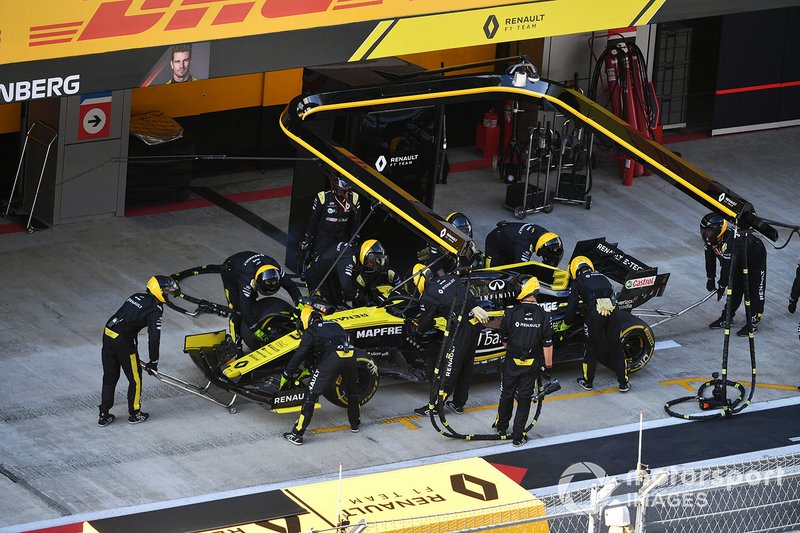 Daniel Ricciardo, Renault F1 Team R.S.19, en pits