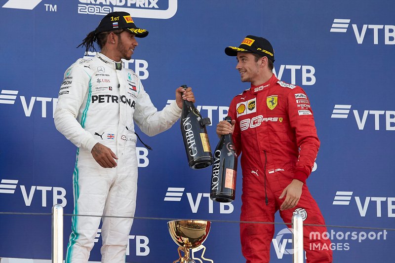 Lewis Hamilton, Mercedes AMG F1, primo classificato, e Charles Leclerc, Ferrari, terzo classificato, sul podio