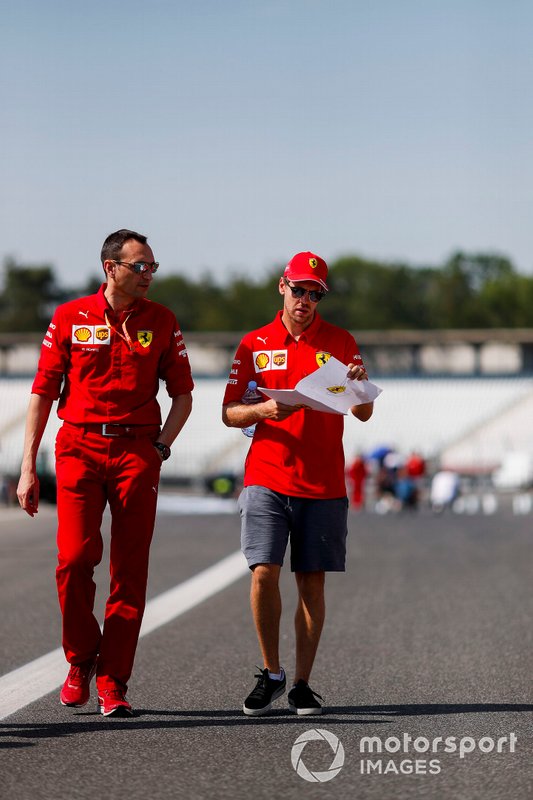 Sebastian Vettel, Ferrari, ispeziona il circuito con i suoi meccanici