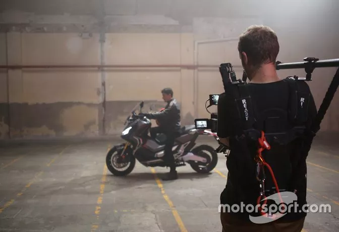 Marc Márquez, en una imagen promocional de una moto de calle de Honda, la X ADV