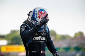 Yarış galibi Nicholas Latifi, Dams