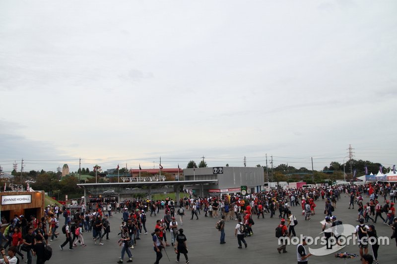 Fans salen del circuito de Suzuka