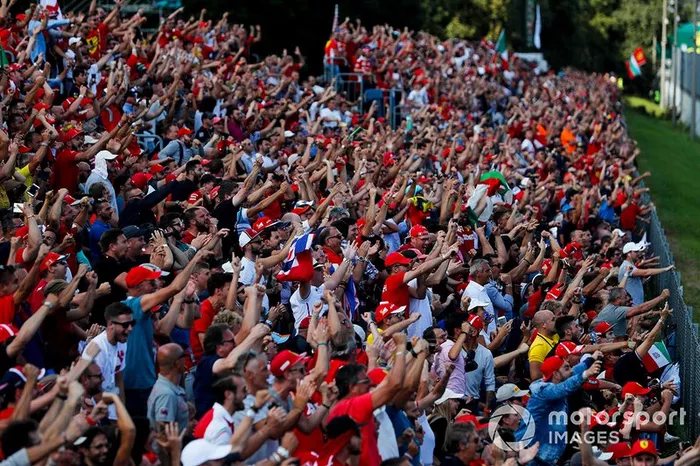 Fan esultano mentre Charles Leclerc, Ferrari, difende il comando