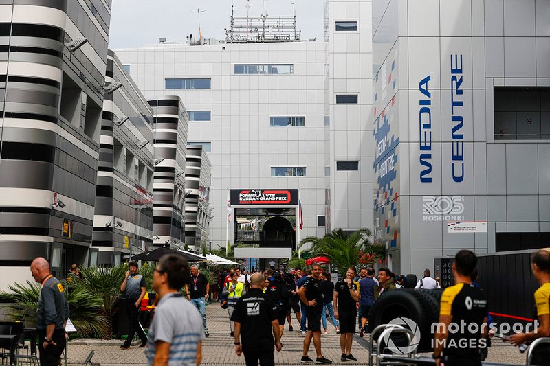 Une vue d'ensemble du paddock