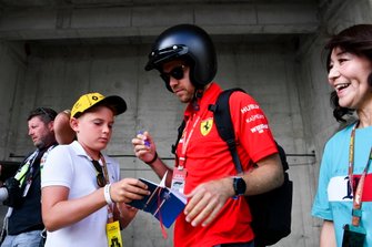 Charles Leclerc, Ferrari imza dağıtıyor