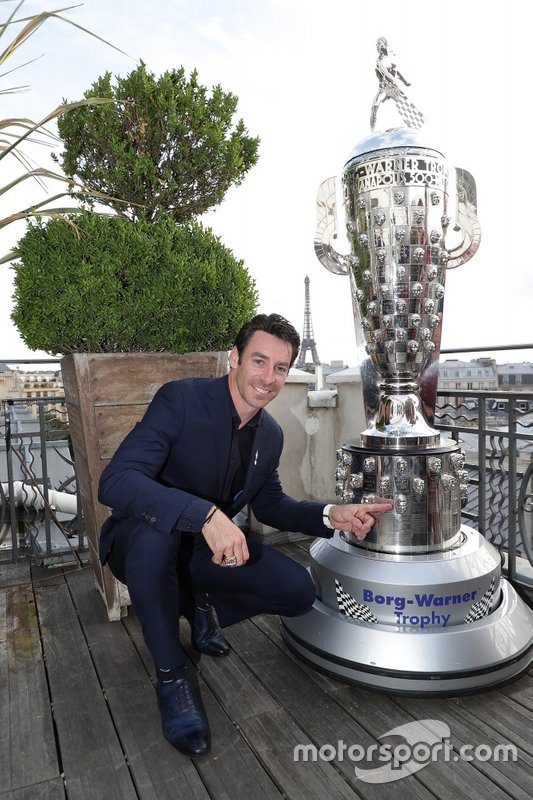 Simon Pagenaud con il Borg-Warner Trophy a Parigi