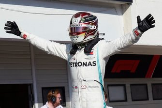 Yarış galibi Lewis Hamilton, Mercedes AMG F1 W10 takım ile zaferini kutluyor