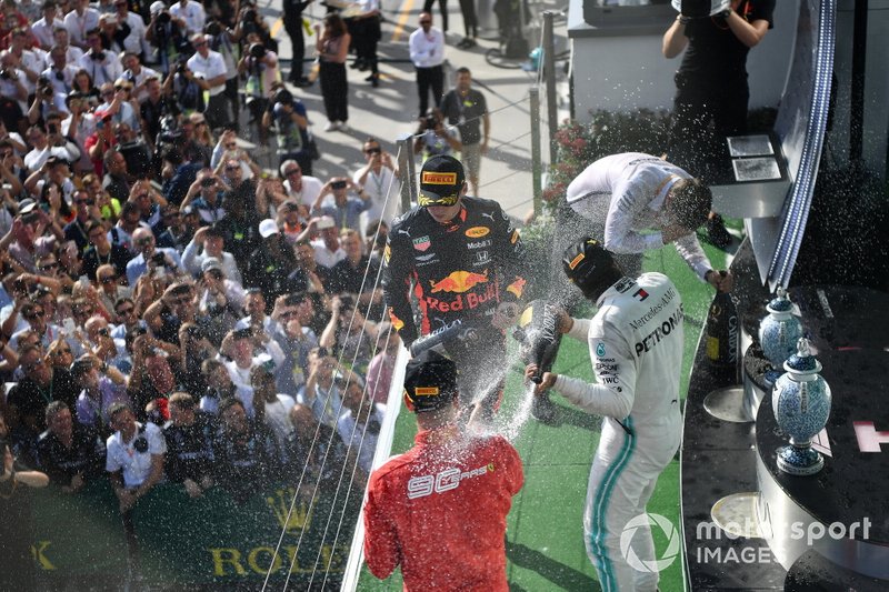 Po stronie producentów, Mercedes ma już 198 wizyt na podium w F1, Red Bull 166, a Ferrari 762.