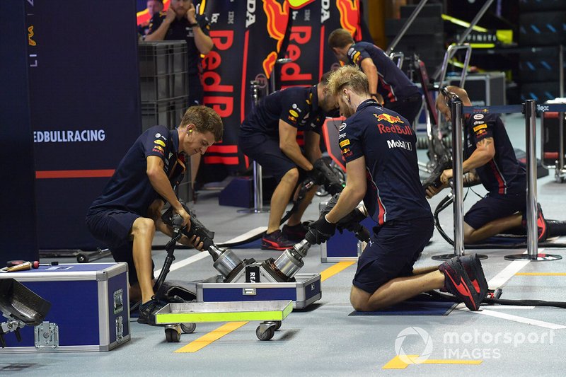 Red Bull Racing tyre practice wheel hub with mechanics