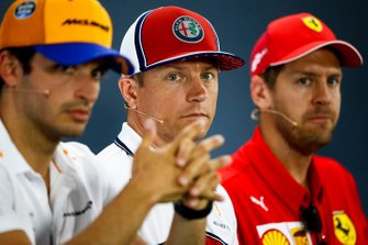 Carlos Sainz Jr., McLaren, Kimi Raikkonen, Alfa Romeo Racing ve Sebastian Vettel, Ferrari basın toplantısında